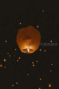 夜空中升腾的孔明灯群，暖黄光点如星坠落，静谧祈愿时刻