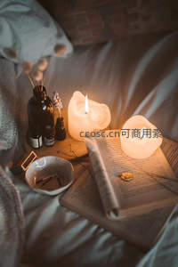 床头烛光阅读角落：香薰、书页与蜡烛营造治愈系居家氛围