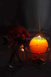 烛光静物：橙色圆蜡烛燃起轻烟，干花与香薰相伴的冥想角落