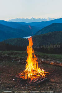 山野篝火熊熊燃烧，远山层叠暮色苍茫，静谧而壮阔