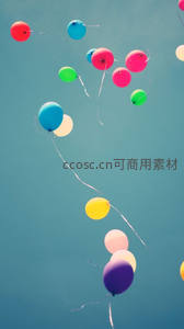彩色气球飘向湛蓝天空，轻盈自由如童年梦想启程