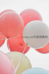 粉白柔光气球特写，简约纯净背景下的温馨质感