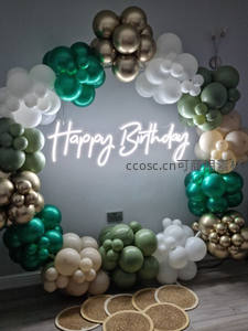 绿金白气球拱门配霓虹生日灯牌，温馨派对布景特写
