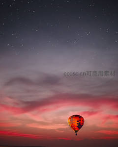 星空下彩格热气球升腾，晚霞云海交织梦幻夜空