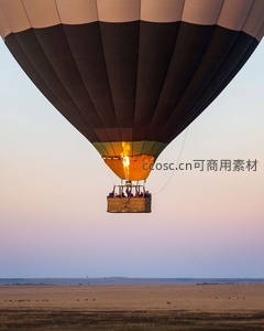热气球喷火升空掠过草原日落时分