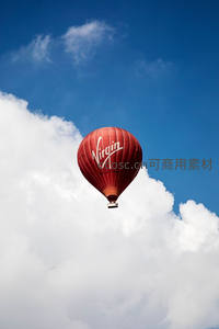 红色Virgin热气球穿行于白云蓝天之间