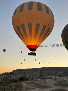 特写卡帕多奇亚标志性橙黑条纹热气球升空时的温暖 glow