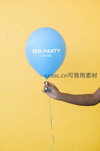 单手轻握蓝气球，黄色背景上‘ISO-PARTY FOR ONE’诠释独处仪式感