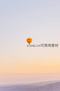 黄昏时分热气球悠然飘浮于层峦叠嶂之上