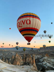 卡帕多奇亚清晨热气球群飞，彩虹条纹‘GÖREME’气球领衔壮观景象