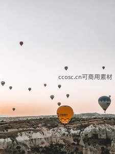 卡帕多奇亚日出时分，众热气球升空掠过奇幻岩层