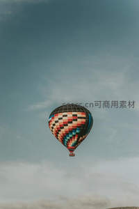 格纹热气球静悬天际，淡蓝云层间透出宁静致远的旅人情怀