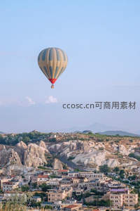 卡帕多奇亚热气球升空俯瞰奇岩城镇，梦幻地貌与人文交融