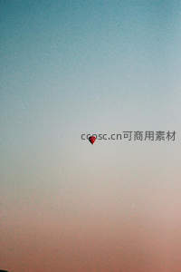 孤悬天际的红色热气球，渐变暮色天空中渺小而诗意的剪影