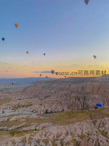 卡帕多奇亚热气球日出航拍，岩层地貌与彩球共舞的壮丽晨景