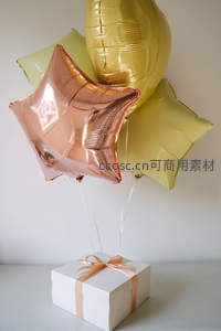 玫瑰金星星气球搭配米白礼盒，简约温馨节日装饰