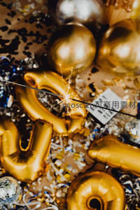金色数字气球与烟花棒交织，新年派对狂欢瞬间抓拍