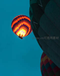 夜幕降临热气球点火升空，暖光穿透格纹球囊熠熠生辉