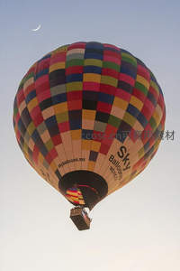 彩虹格纹热气球伴新月升空，墨西哥Sky Balloons特写