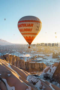 ‘MATOLIAN BALLOONS’热气球掠过雪覆岩谷，冬日暖阳映照