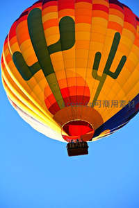 仙人掌图案热气球升空，色彩斑斓映衬湛蓝晴空