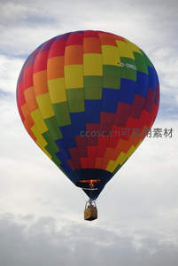 多色方格热气球升空瞬间，火焰喷涌动力十足