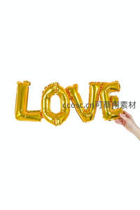 手持金色‘LOVE’字母气球，闪耀质感传递爱意与庆祝主题