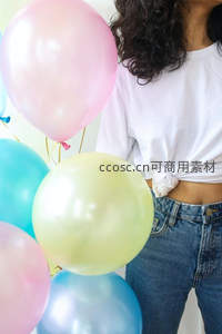 年轻女性持彩色气球时尚生活写真