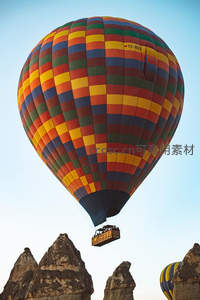 彩色热气球翱翔卡帕多奇亚奇幻岩层之上