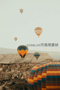 六球升空布满天际线，卡帕多奇亚岩谷上演梦幻热气球交响曲