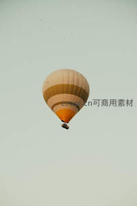 米色条纹热气球静悬淡青天空，简约优雅的空中之旅