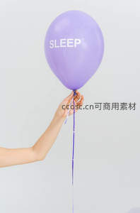 手持紫色印有SLEEP字样的气球，简约背景突出睡眠主题