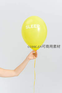 明黄色SLEEP气球被手托举，象征活力与优质睡眠的结合