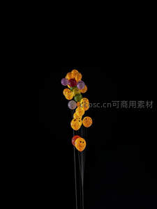 黑色背景下彩色笑脸气球束升空，童趣与乐观情绪的视觉表达