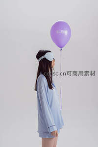 侧身女子戴眼罩持紫色SLEEP气球，展现安睡前的仪式感时刻