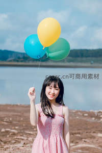 笑容灿烂女孩举气球，湖光山色映衬甜美瞬间