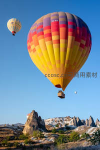 晴空下彩色热气球翱翔于卡帕多奇亚奇岩峰林间