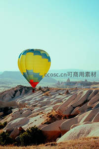 卡帕多奇亚热气球飞越奇幻岩层地貌