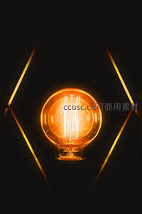 暖光爱迪生灯泡特写，金属支架构成几何光影框架