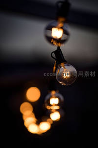 悬挂式复古灯串虚实交错，焦外光斑营造梦幻夜景氛围