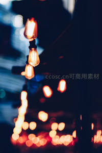 动态模糊灯串夜景，暖光轨迹交织出流动节日光影