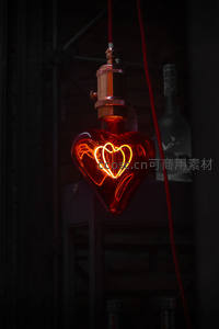 心形爱迪生灯泡悬挂于工业风背景，双心灯丝设计寓意浪漫