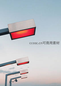 黄昏时分红色路灯阵列航拍视角，金属质感与渐变天空形成强烈对比