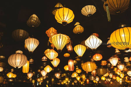 夜市悬挂的多彩纸灯笼群，暖光交织营造温馨节日氛围