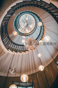 螺旋楼梯穹顶下悬挂球形吊灯构成几何光影交响