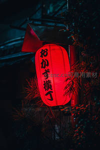 夜色中悬挂的红色日式灯笼，竹叶掩映，暖光透出古街韵味