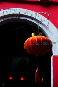 拱门下孤悬一盏朱红宫灯，金边流苏垂坠，斑驳墙面衬出岁月静好