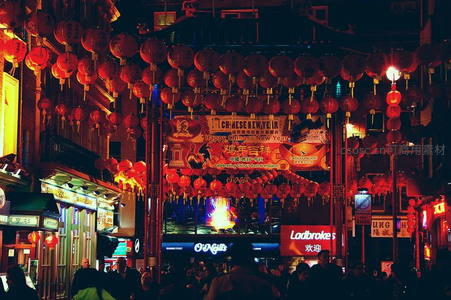 唐人街春节夜市张灯结彩，中西合璧招牌与人流交织