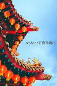 红灯笼高挂古建筑飞檐，蓝天映衬传统中式屋角细节
