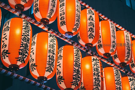 日式祭典灯笼密布夜空，黑底白字书写商号与神社名